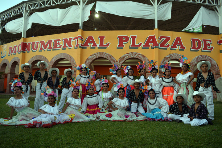 Bailarines representan a Durango en Espartaqueada
