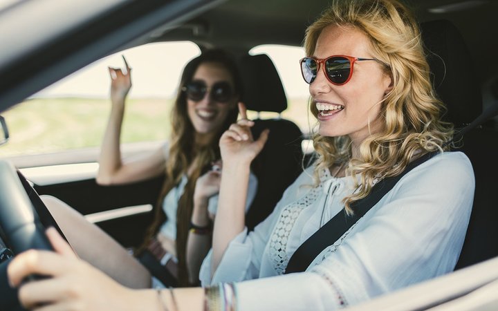 Personas que cantan en el carro son más felices, revela estudio