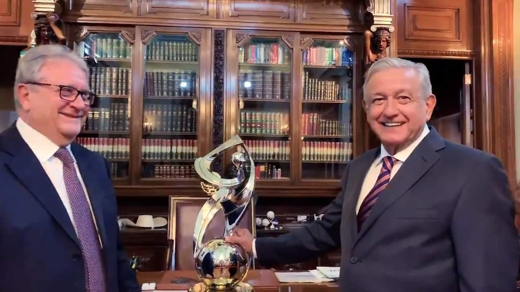 López Obrador es nombrado embajador mundial del beisbol