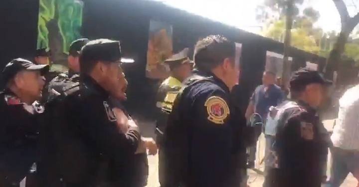 Policías de CDMX agreden a migrante