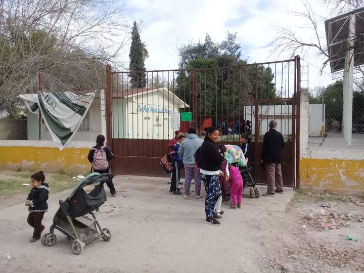 Padres de familia cierran una escuela por obras inconclusas