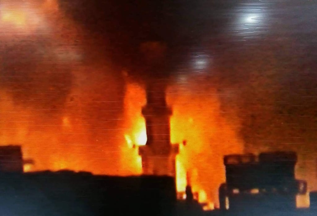 Mueren 45 personas en gigantesco fuego en Dhaka