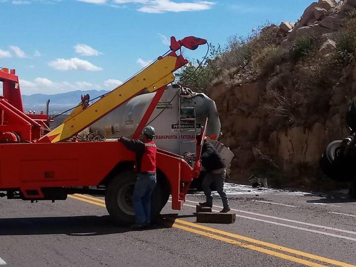 Tras volcadura de pipa, abren la 'Súper' casi 12 horas después
