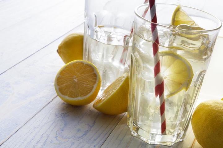 Beneficios por beber agua con limón