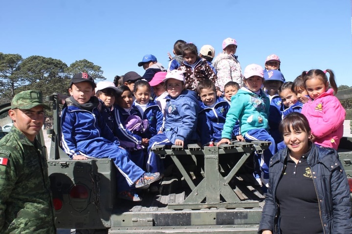 Niños de El Salto visitan cuartel militar