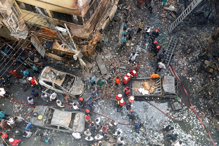 Suman 80 muertos por incendio en Bangladesh