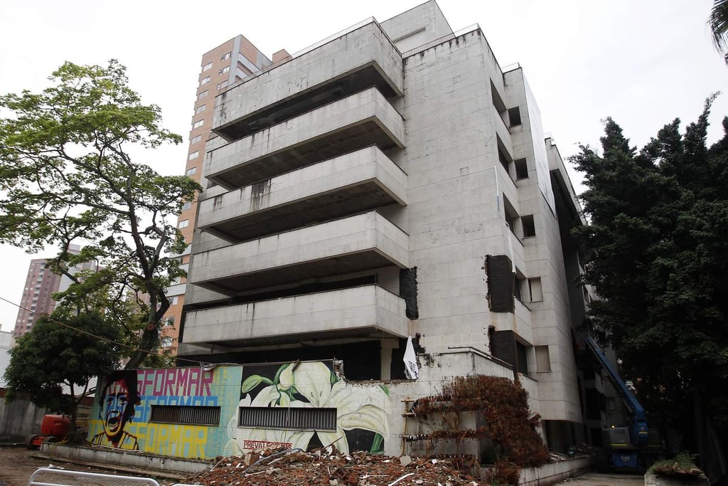 Demolerán edificio que fue fortín de Pablo Escobar