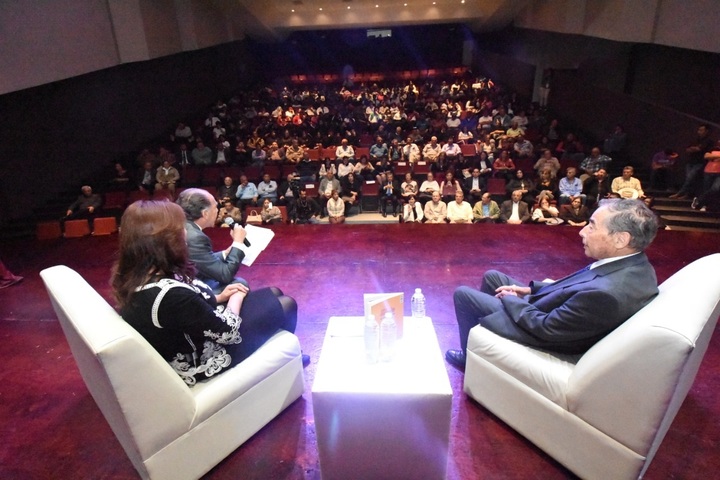 Presentan un libro en el Teatro Centauro