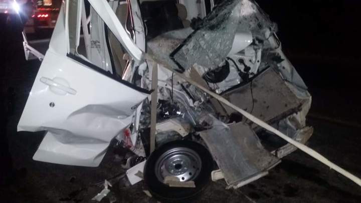 Chocan contra un tráiler; 2 heridos