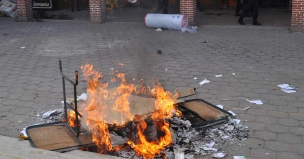 Activistas queman urnas en arranque de consulta sobre termoeléctrica