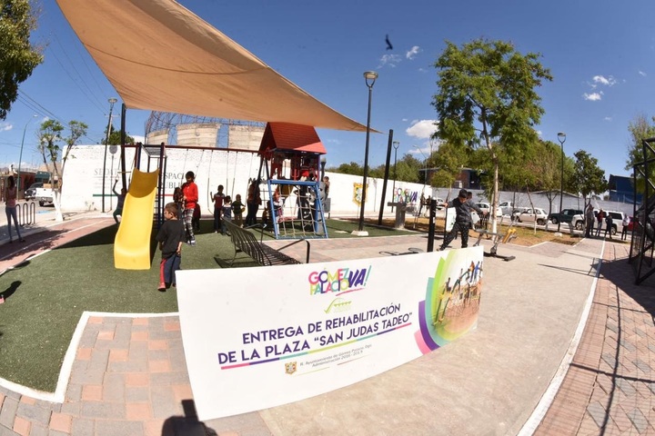 Reconstruyen plaza en colonia