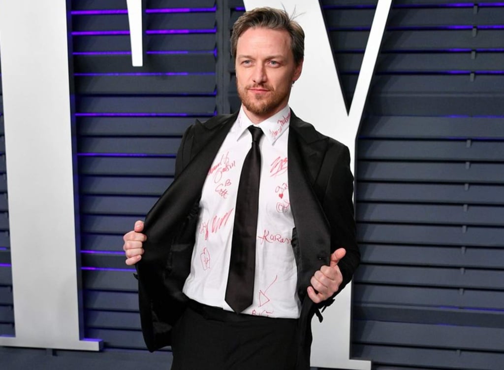 James McAvoy llena su camisa de autógrafos en los Oscar