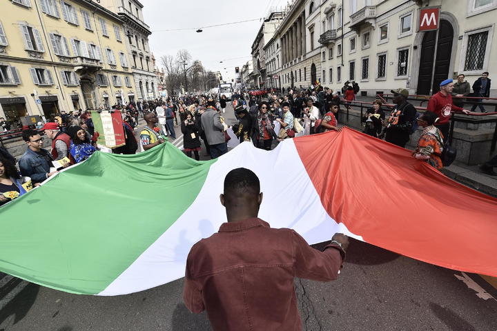 Miles marchan contra el racismo en Milán