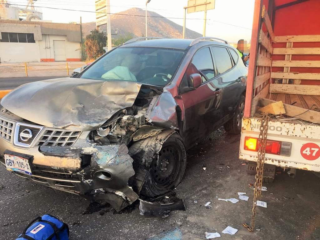 Mujer en aparente estado de ebriedad protagoniza accidente de tránsito