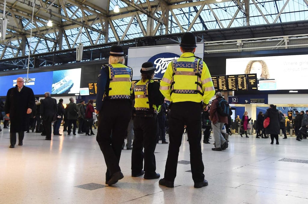 Policía británica halla 3 artefactos explosivos en bolsas de correo