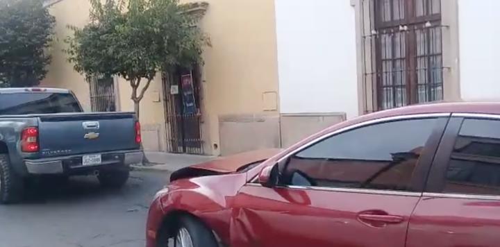 Mujer choca autos en zona Centro y escapa