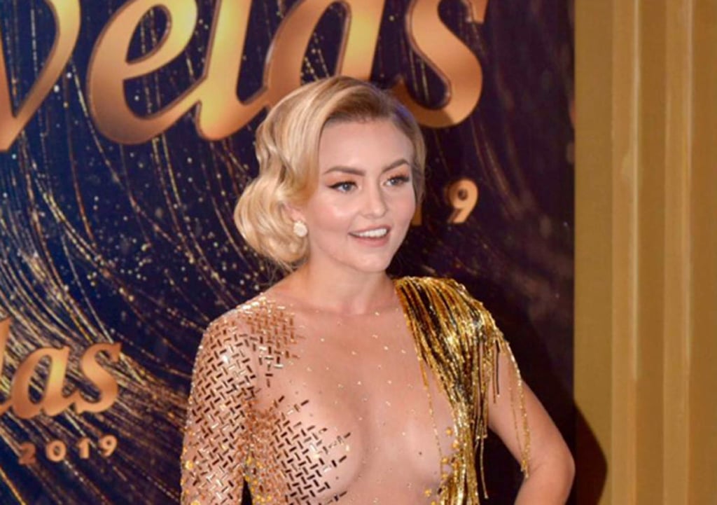 Angelique Boyer se pone el vestido al revés durante premios