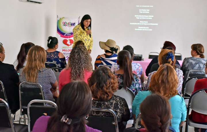 Ofrecen conferencia a mujeres en la que destacaron valores y cualidades