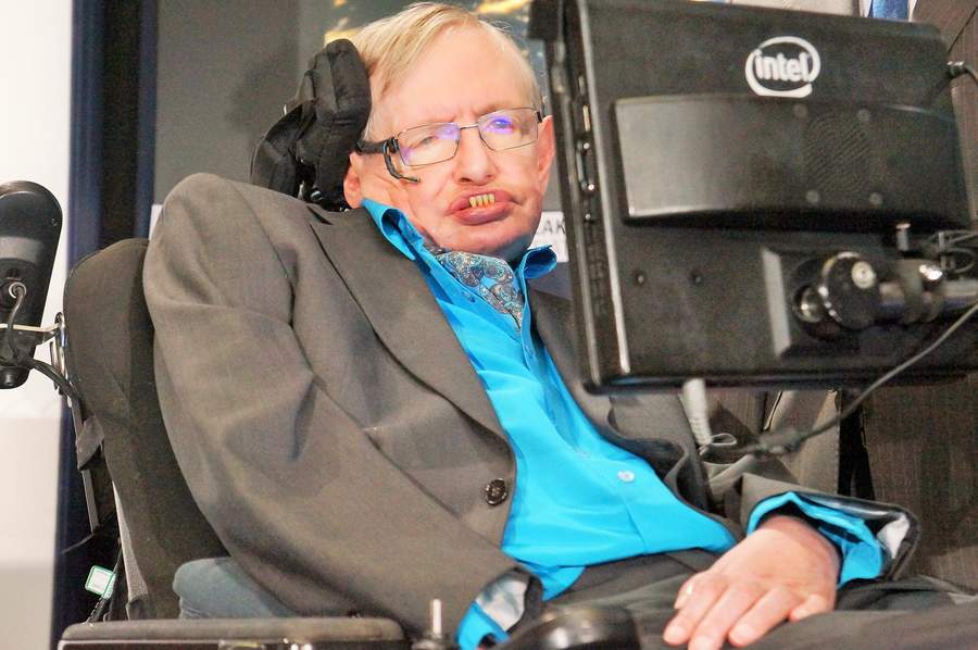 Suspenden a enfermera de Stephen Hawking por desatender al científico