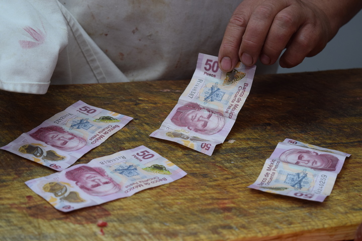 Detectan pagos con billetes falsos