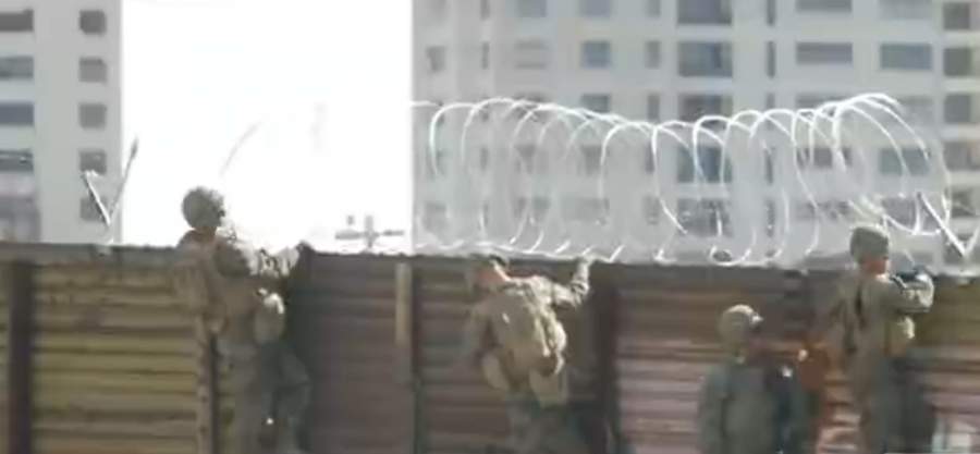 Roban alambre de púas que instaló Trump en muro fronterizo de Tijuana