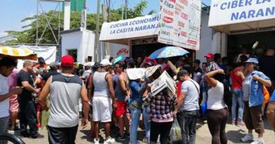 Centroamericanos y cubanos riñen en oficinas del INM; un herido