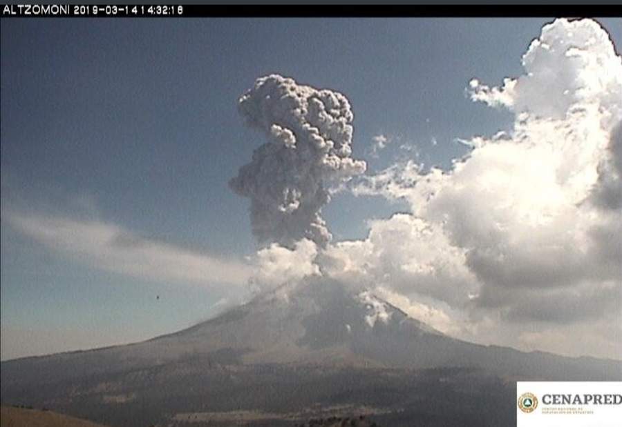 Sobrevuelan cráter del volcán Popocatépetl tras explosión