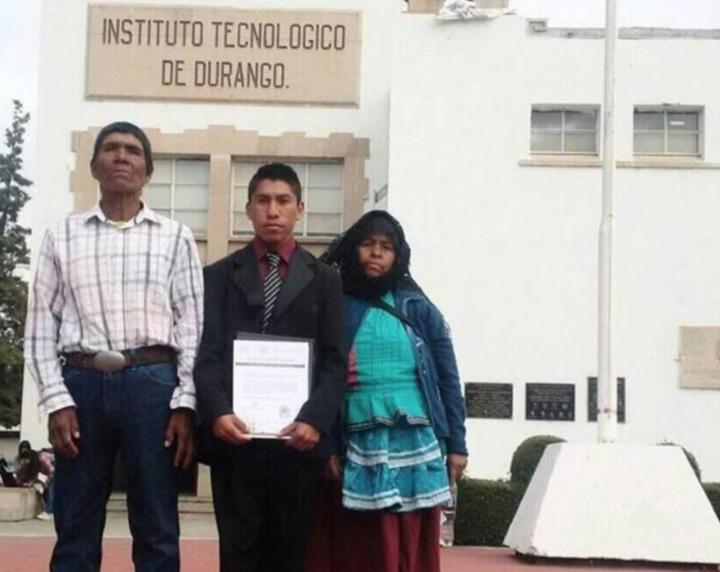 Joven indígena agradece apoyo en su graduación del ITD