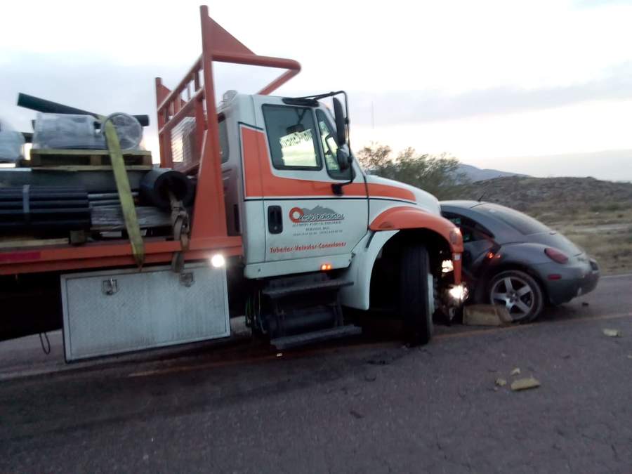 Chocan tractocamión y vehículo en la libre Durango-Gómez Palacio
