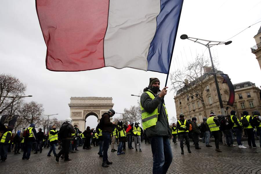 'Chalecos amarillos' chocan con la policía en París