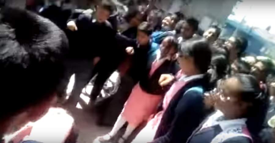 Difunden video de mujer golpeando a compañera de escuela de su hija