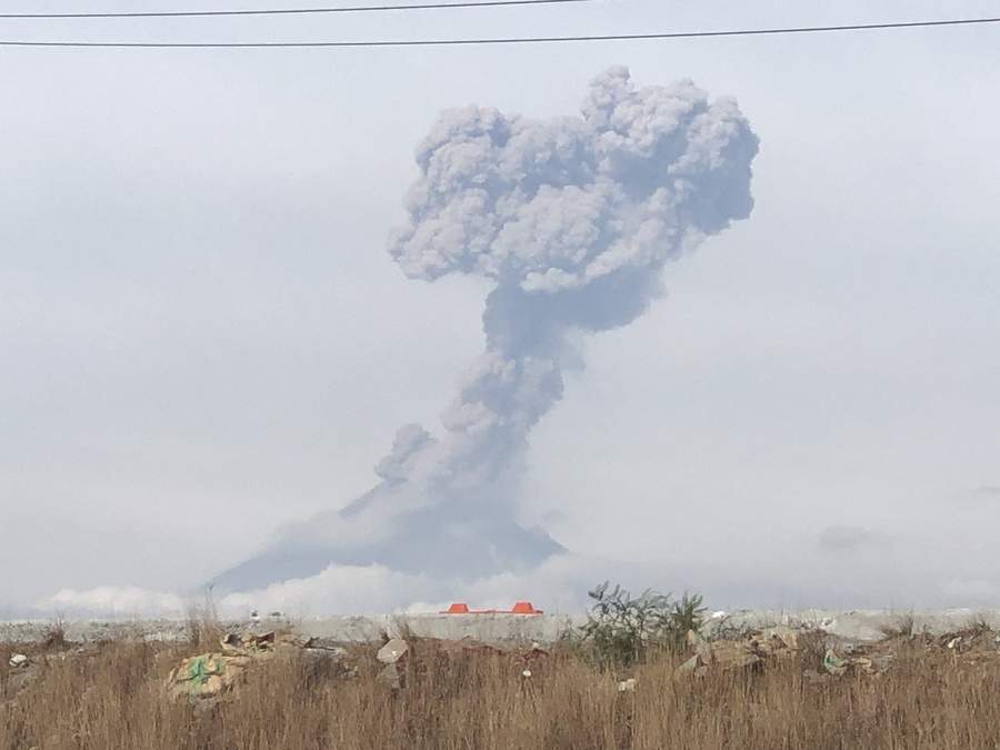 Reportan dos explosiones del Popocatépetl