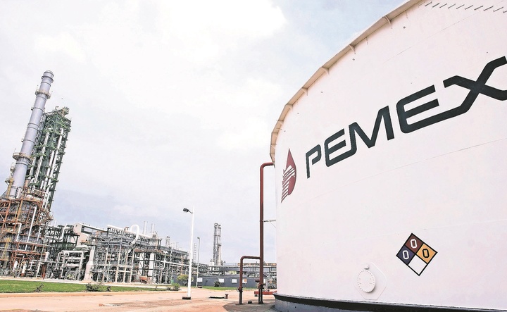 Pemex cumple años con deuda histórica
