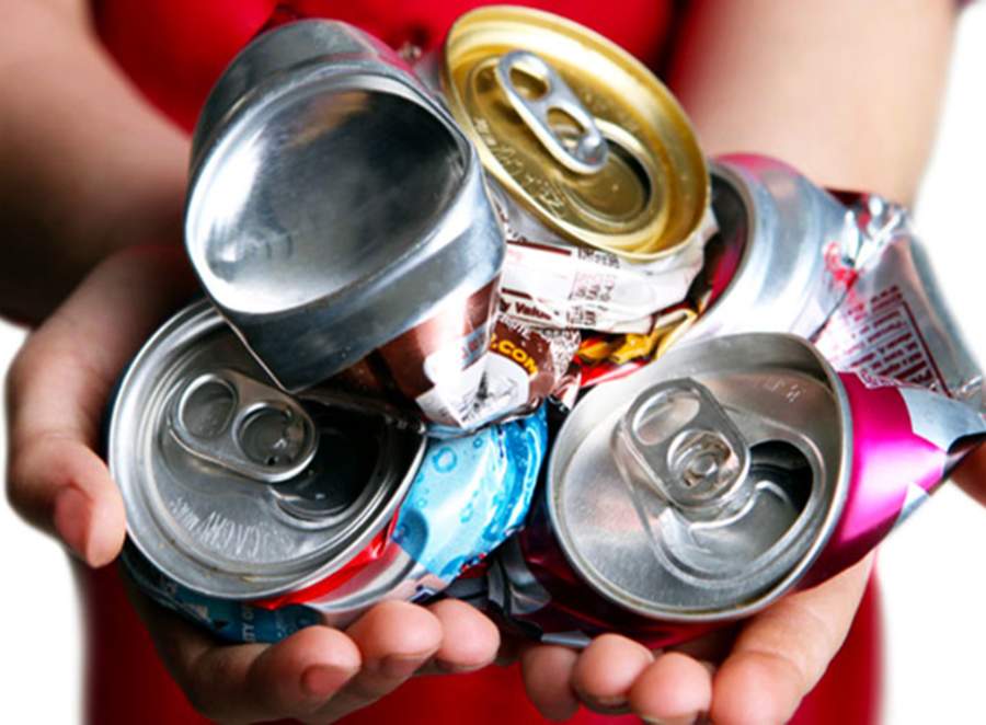 ¿Por qué no es bueno aplastar las latas antes de tirarlas a la basura?