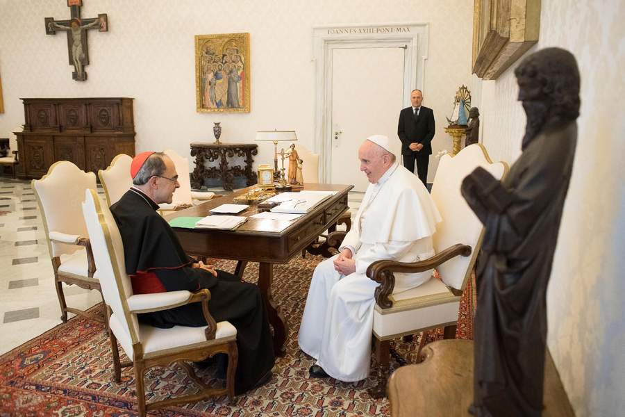 Papa rechaza renuncia de cardenal condenado por encubrir abusos