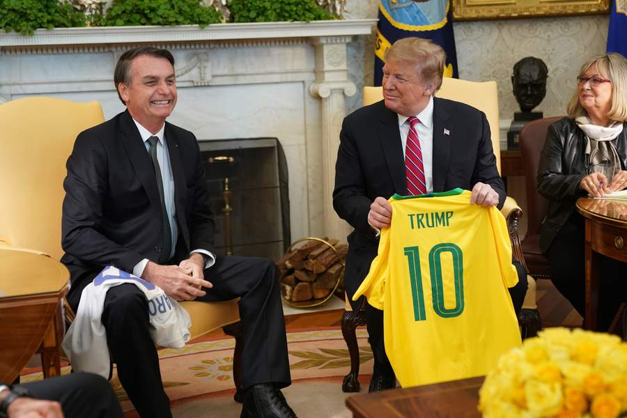 Trump y Bolsonaro intercambian playeras de futbol con sus nombres