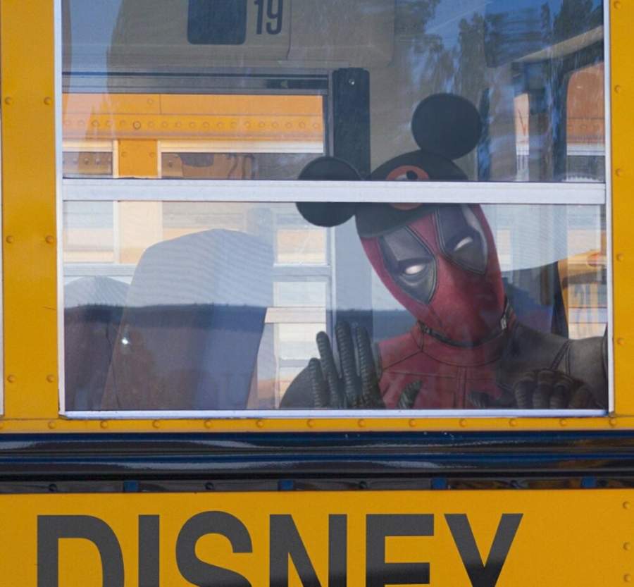Deadpool viaja a Disney con orejas de ratón