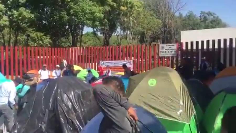 Diputados suspenden sesión por bloqueo de la CNTE