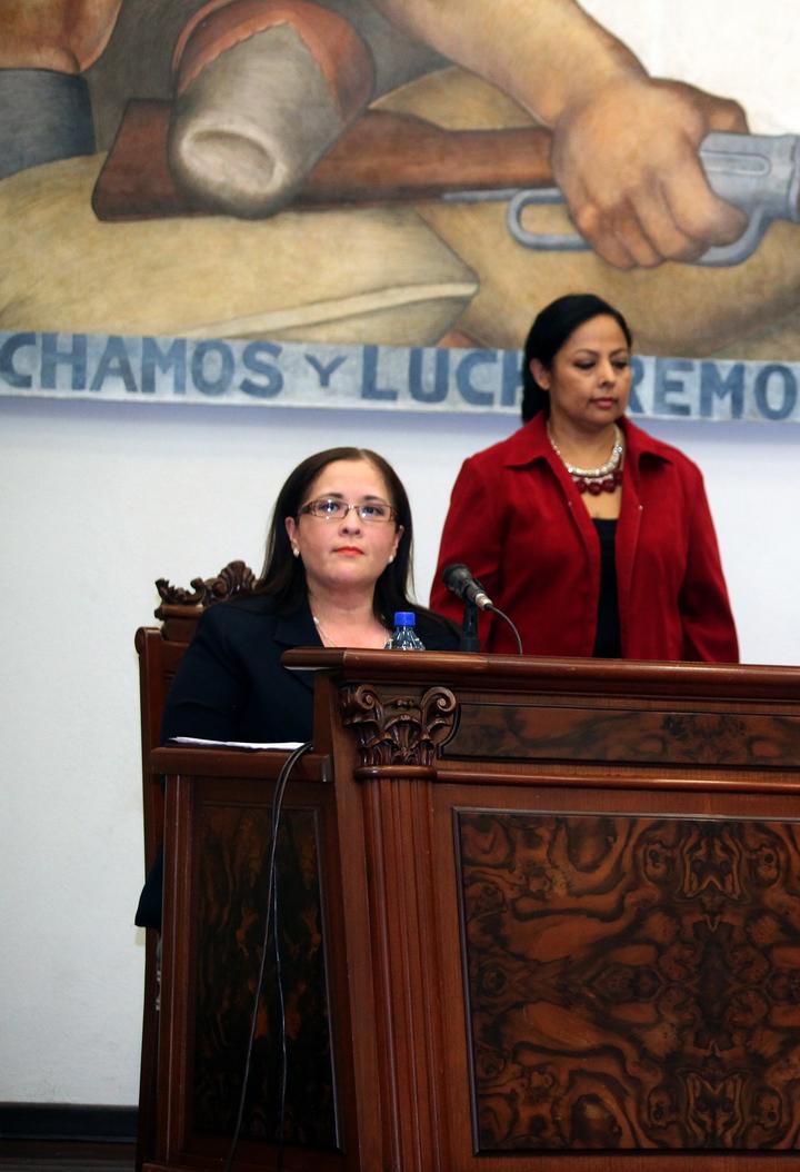 Renuncia Claudia Hernández al Ayuntamiento