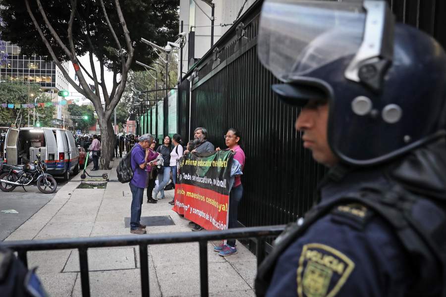 Por bloqueo de CNTE, policías escoltan a empleados del Senado