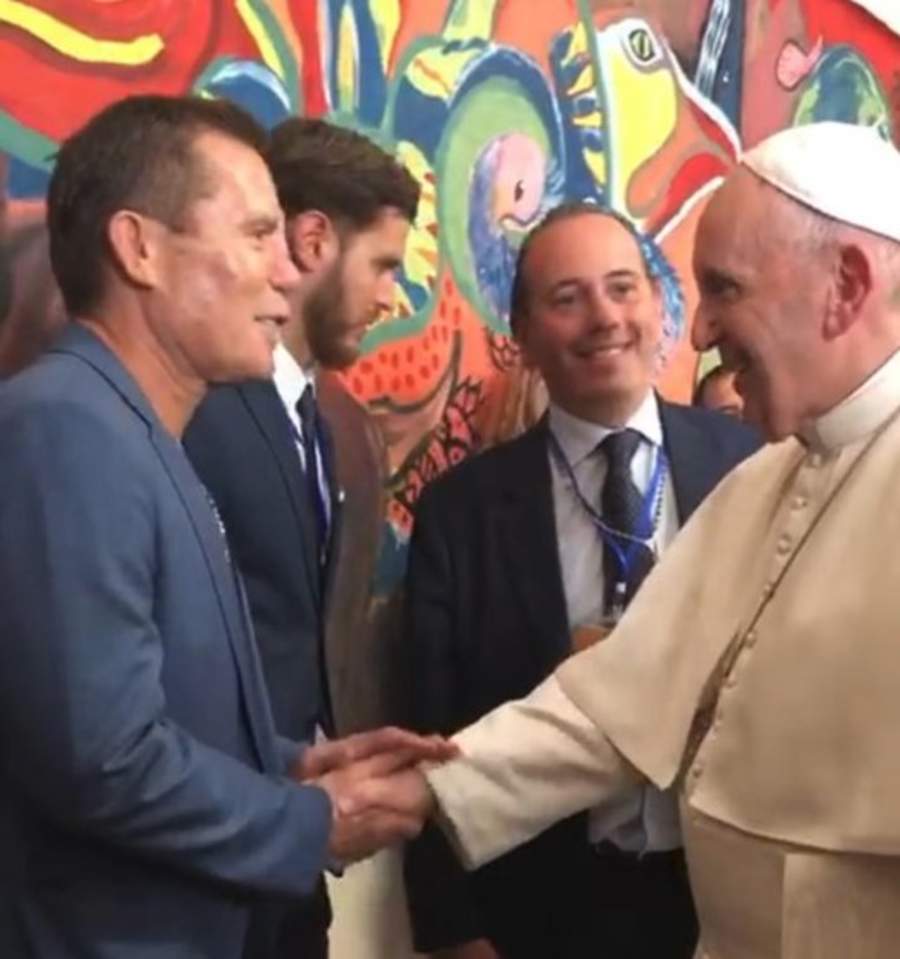 Julio César Chávez y su hijo visitan al Papa Francisco