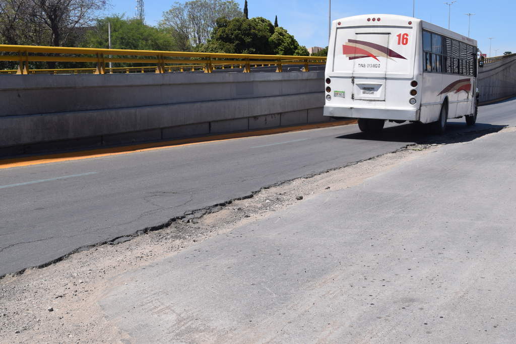 Sin reponer, pavimento dañado por cortes de Sideapa a la CFE