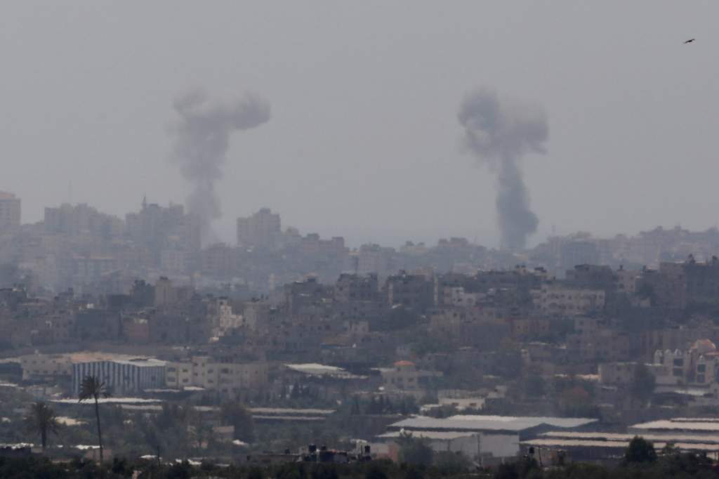 Israel lanza tanda de bombardeos en Gaza en respuesta a cohete