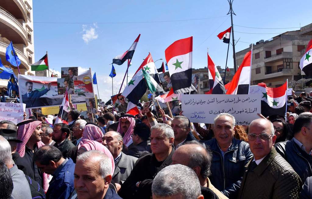 Miles de sirios protestan por decisión de EUA sobre Altos del Golán