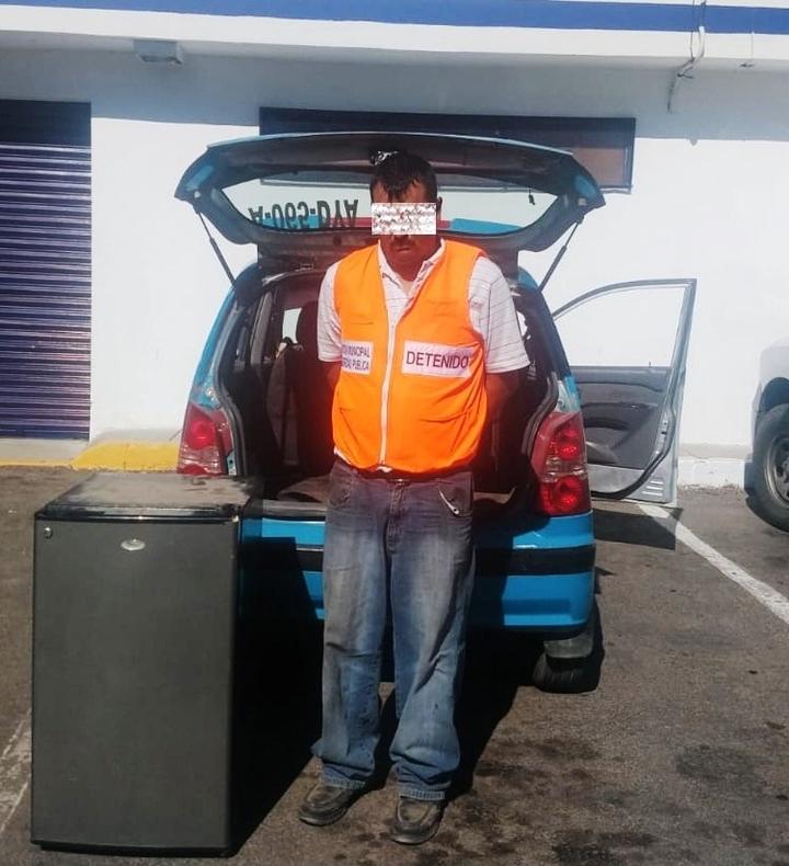 Arrestan a taxista que se robó un refrigerador en Valle Verde