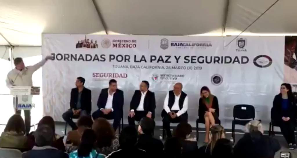 Confunde gobernador de Baja California a AMLO con Peña