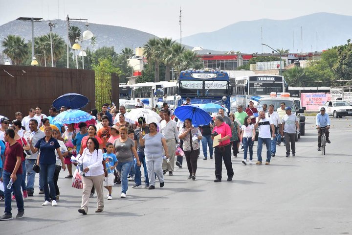 Protestan contra el Metrobús en Gómez