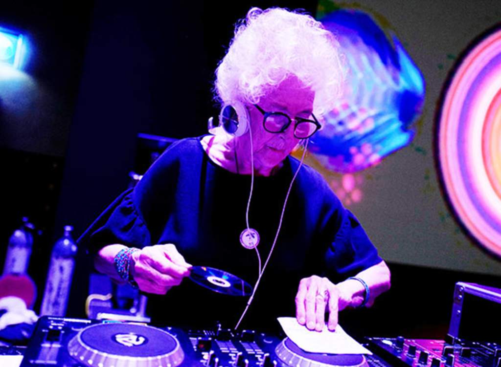 Anciana de 80 años trabaja como DJ en un club nocturno