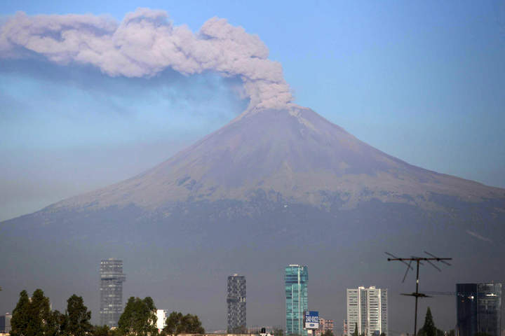 Ceniza del volcán se eleva a 3 kilómetros