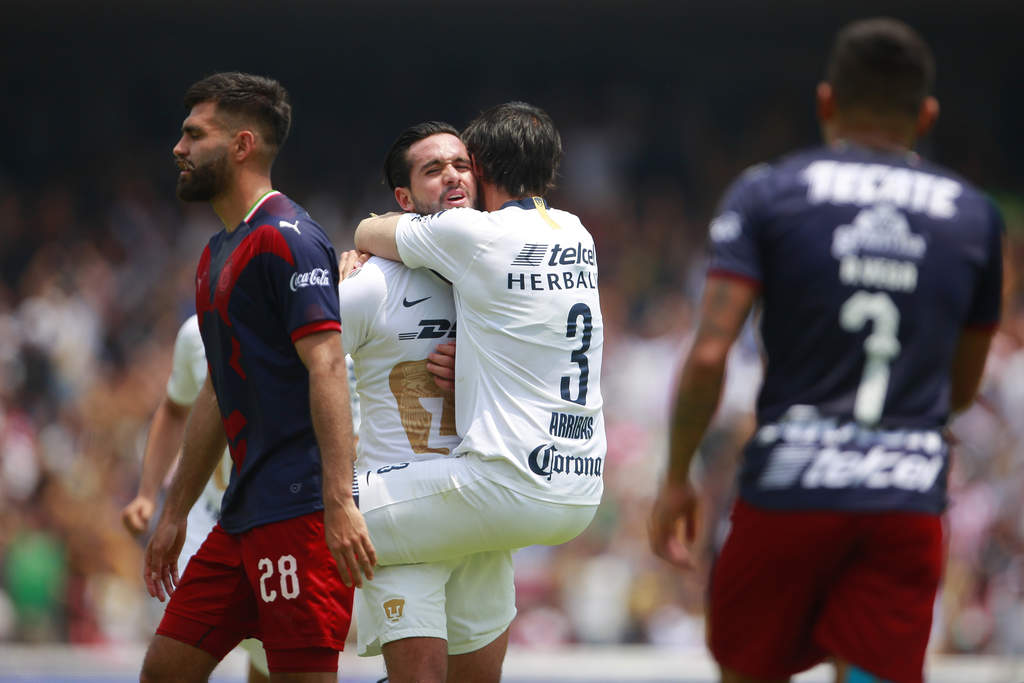 Pumas respira venciendo 2-1 a Chivas
